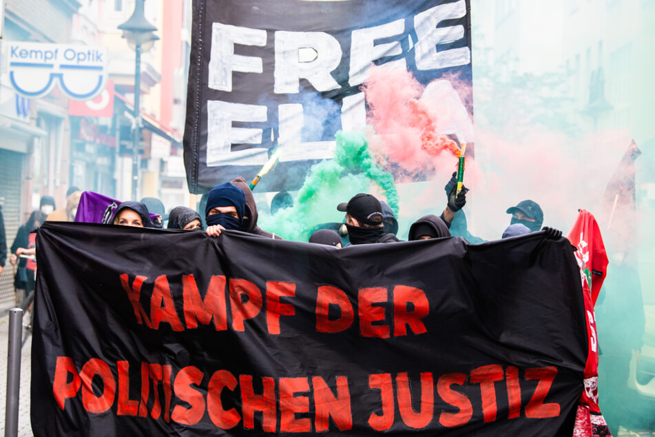 Rund 150 Menschen protestierten gegen die Inhaftierung der Waldbesetzerin.