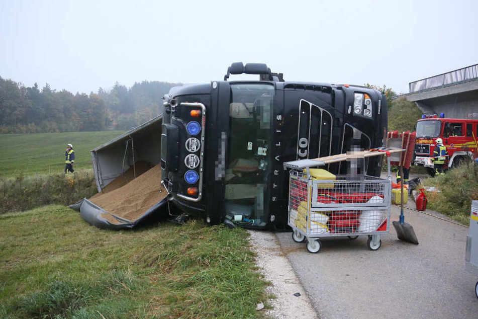 Beim Wenden kippte der Sattelzug um.