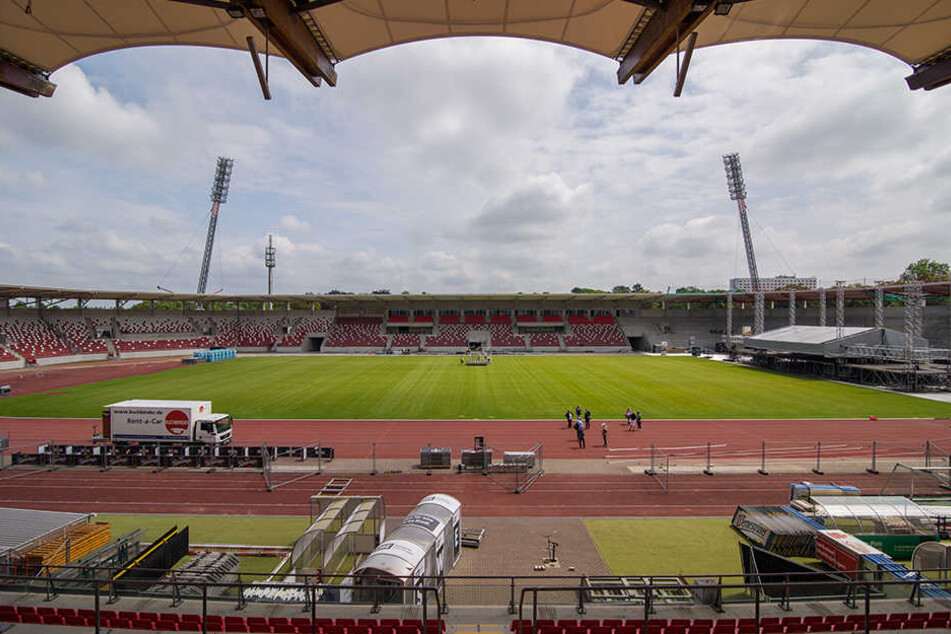 Der Klassenerhalt ist aus sportlicher Sicht geschafft, der Pokal ist gewonnen und sogar die Miete für das Steigerwaldstadion konnte gesenkt werden. Scheitert's jetzt an der Lizenz?