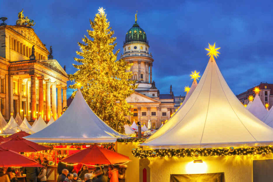 Die weißen Zelte werden von leuchtenden Sternen gekrönt und zaubern ein besonderes Flair beim WeihnachtsZauber am Gendarmenmarkt.