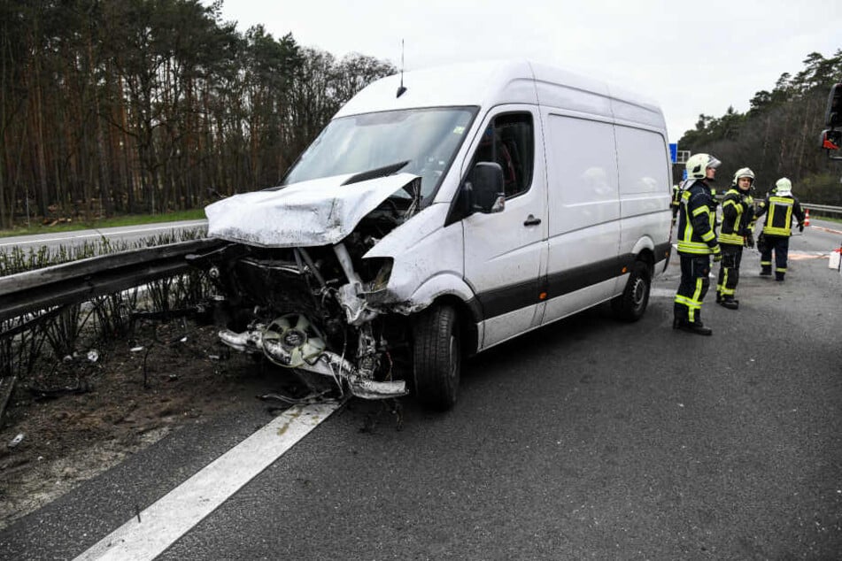 Auf der A10 in Richtung Magdeburg hat es am Freitag heftig gekracht.