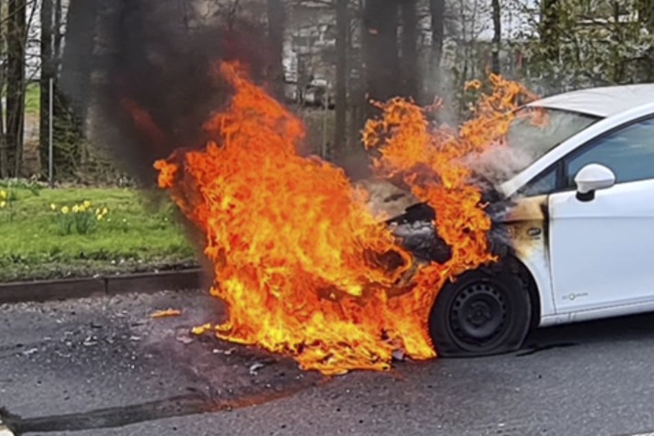 Auto fängt auf der A4 an zu brennen, Fahrerin handelt geistesgegenwärtig