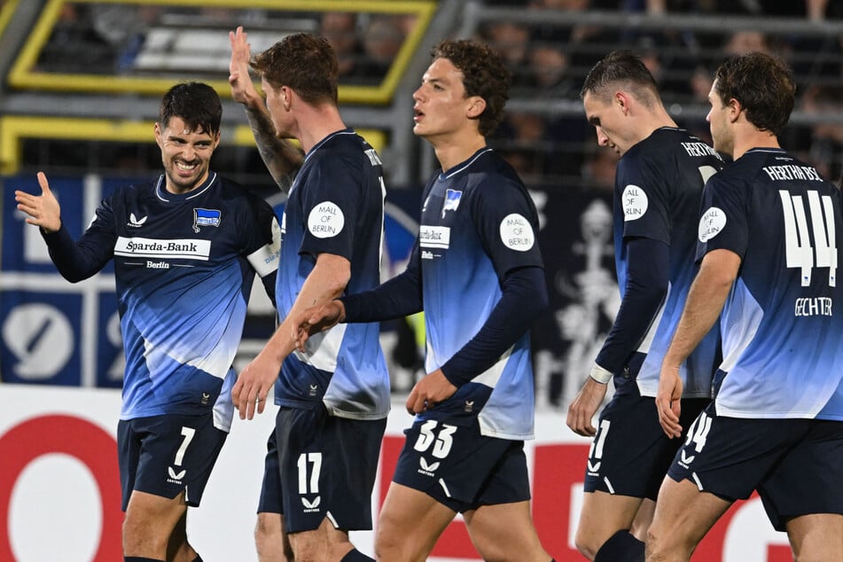 Hertha steht dank Brekalo (l.) in der nächsten Runde.