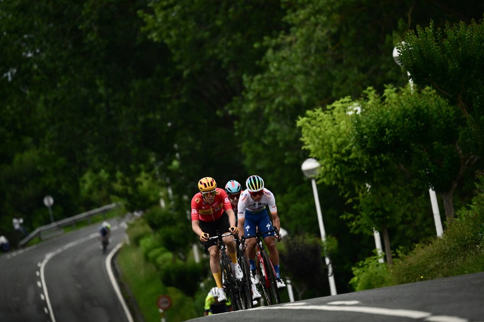 Der dänische Fahrer Gregaard Jonas Wilsly (26, l.) vom Uno-X Pro Cycling Team und der französische Fahrer Valentin Ferron (25, r.) von TotalEnergies sind in der Ausreißergruppe dabei.