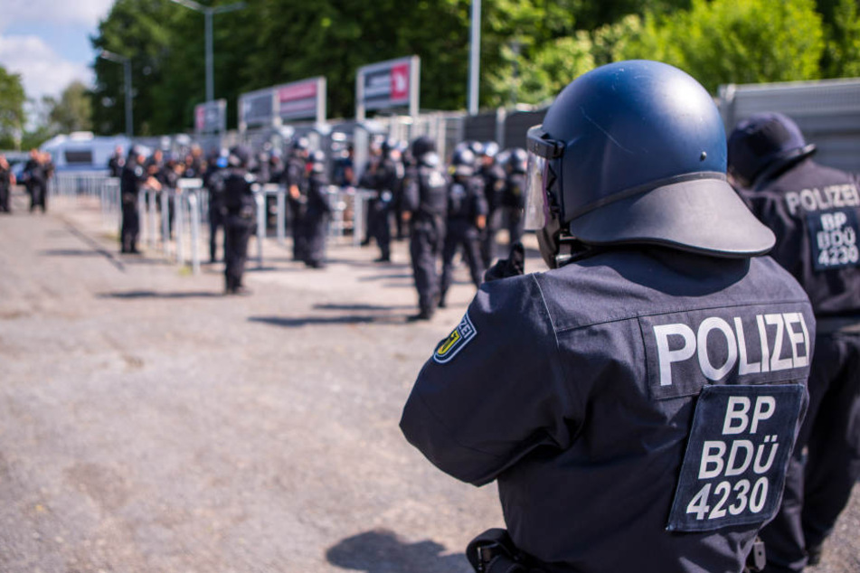 Bereitschaftspolizisten stehen bei Demonstrationen und Fußballspielen oft an den gefährlichsten Stellen.