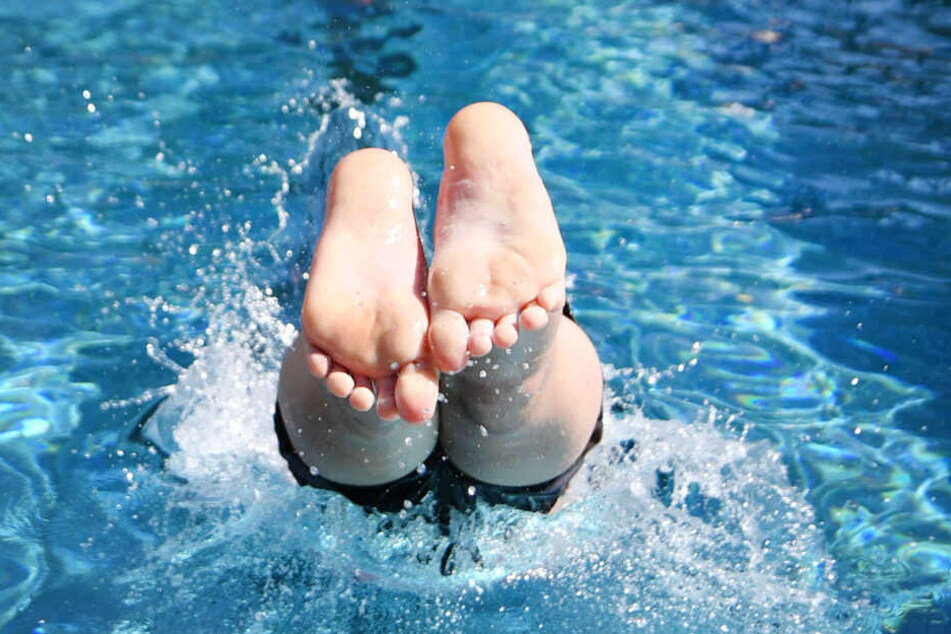 Ein Sprung ins Freibad-Wasser kühlt ab.
