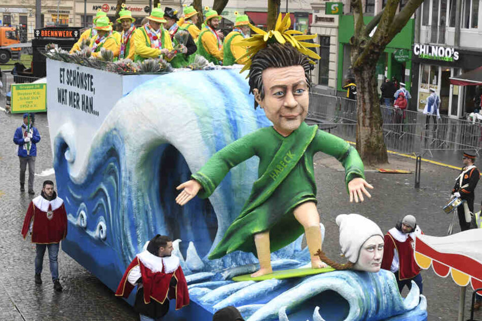 Köln: Ein Motivwagen des Rosenmontagszugs zeigt den Grünen-Vorsitzenden Robert Habeck, der auf der "Umweltaktivistin-Greta-Welle" surft.