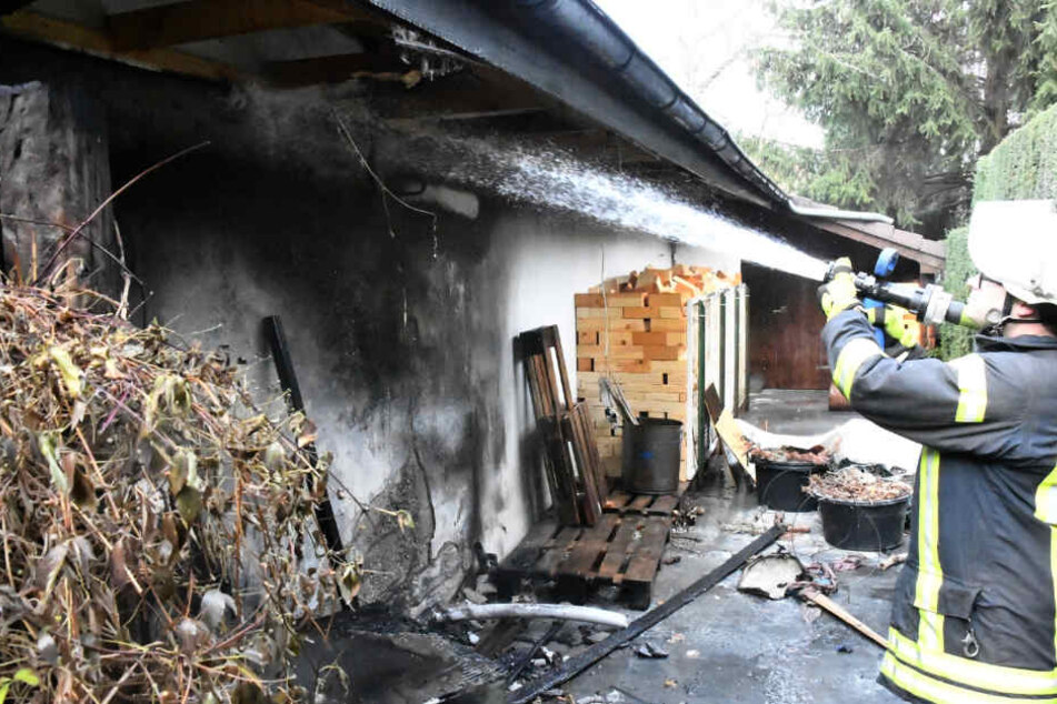 Die Feuerwehr konnte gerade noch verhindern, dass das Feuer auf den Dachstuhl übergriff.