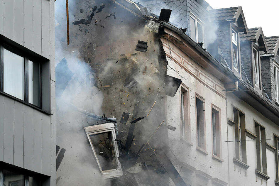 Nur Stunden nach der Explosion ist das Wohnhaus in Wuppertal zusammengestürzt.