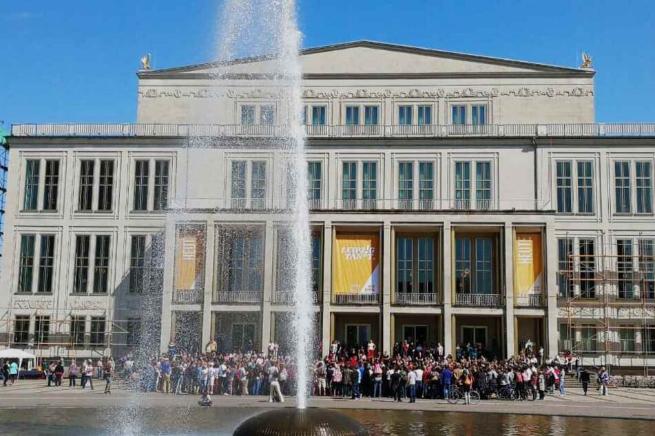 Zahlreiche Zuschauer versammelten sich vor der Leipziger Oper, um den Tänzern auf die Füße zu schauen.