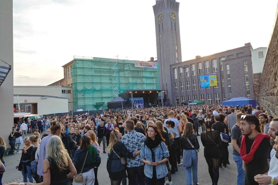 Am Samstagnachmittag drängten sich Hunderte Besucher am Wirkbau in Chemnitz. Dort fand am Abend ein Open-Air-Konzert statt.