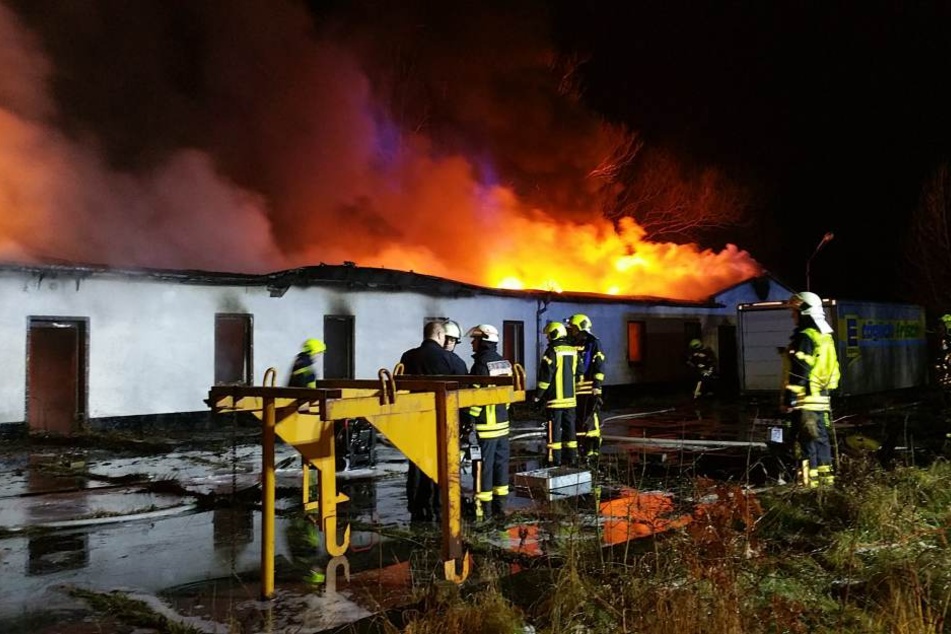 Noch immer brennt die Lagerhalle.