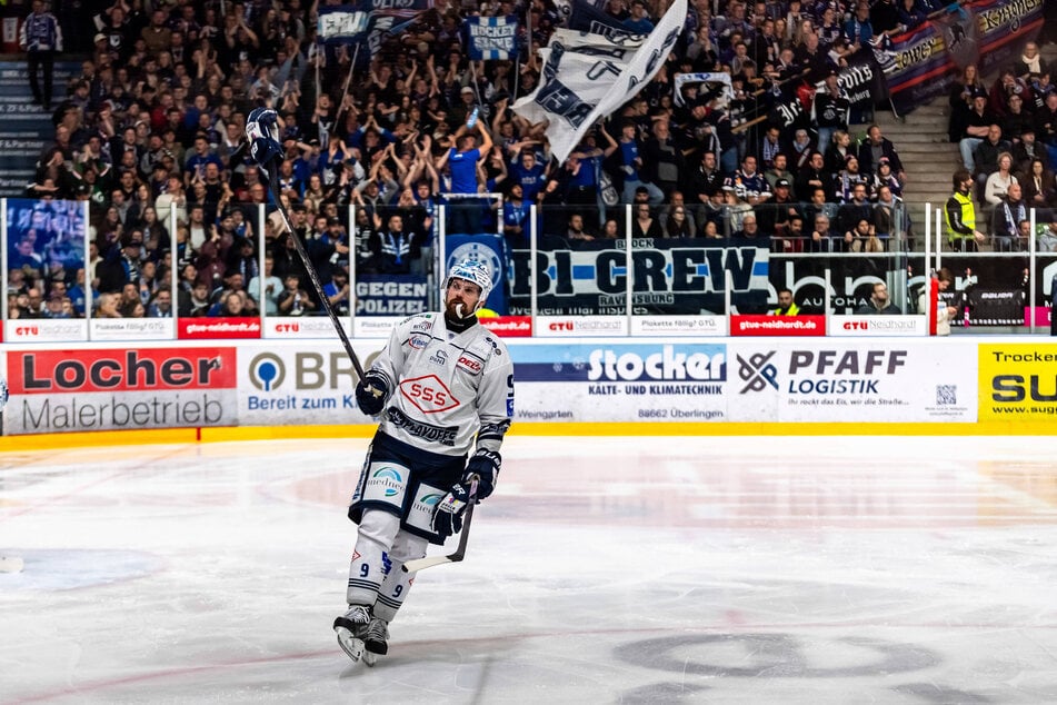 Auch in der kommenden Spielzeit trägt Drew LeBlanc (36) das Trikot der Dresdner Eislöwen.
