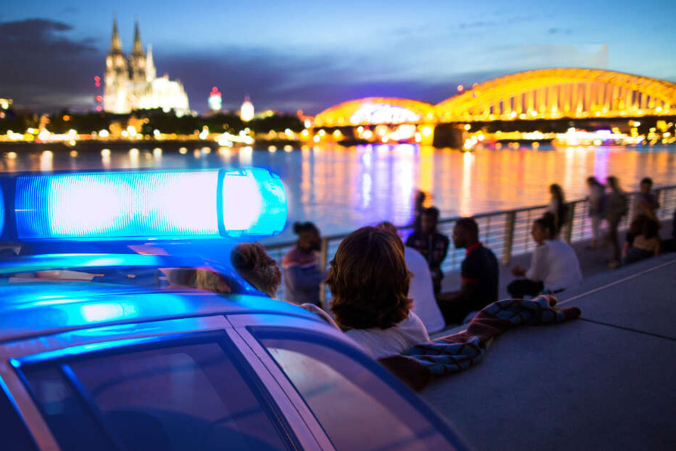 Ein 17-Jähriger ist in Köln mit einer abgebrochenen Glasflasche schwer verletzt worden.