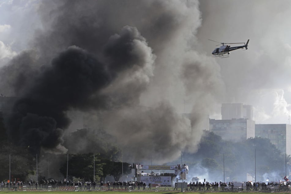 Demonstranten und Polizisten geraten in Brasilia während heftiger Proteste gegen Brasiliens Präsidenten Michel Temer aneinander.