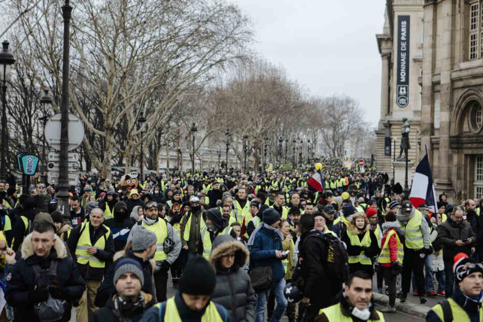 Der Nachrichtensender FranceInfo berichtete mit Verweis auf Polizeiquellen von landesweit insgesamt 25.000 Demonstranten.