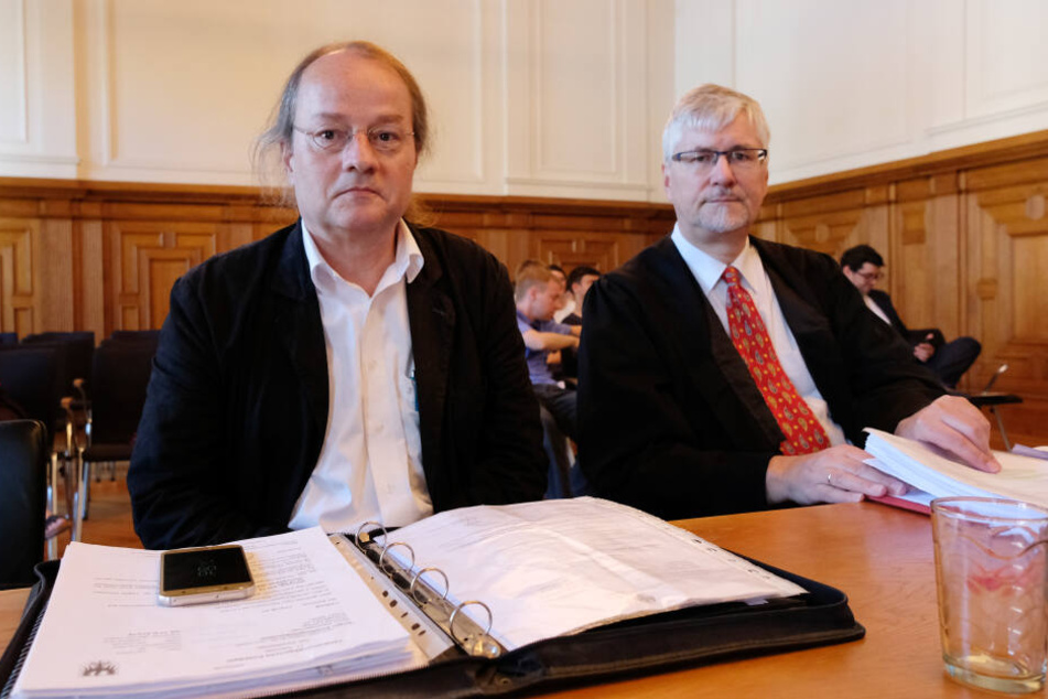 Der 56-Jährige Kläger (l.) neben seinem Anwalt Thomas Lerche. Er hat vom Gericht Recht bekommen.