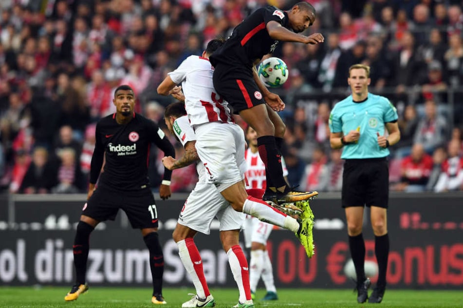 Sébastian Haller überspringt die Kölner Abwehrspieler.