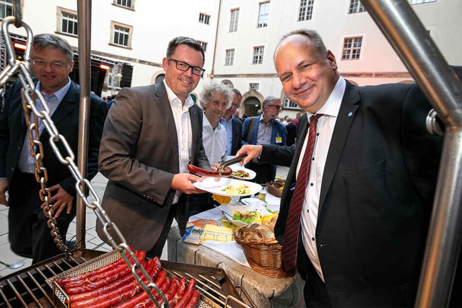 Ab sofort geht's im Stadtrat um die Wurst: Hier serviert OB Dirk Hilbert (47, FDP) freudestrahlend CDU-Kollege Mario Schmidt (44) sein Abendessen.