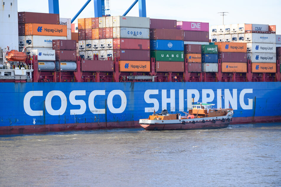 Das Containerschiff "Xin Lian Yun Gang" der Reederei Cosco Shipping liegt am Containerterminal Tollerort.