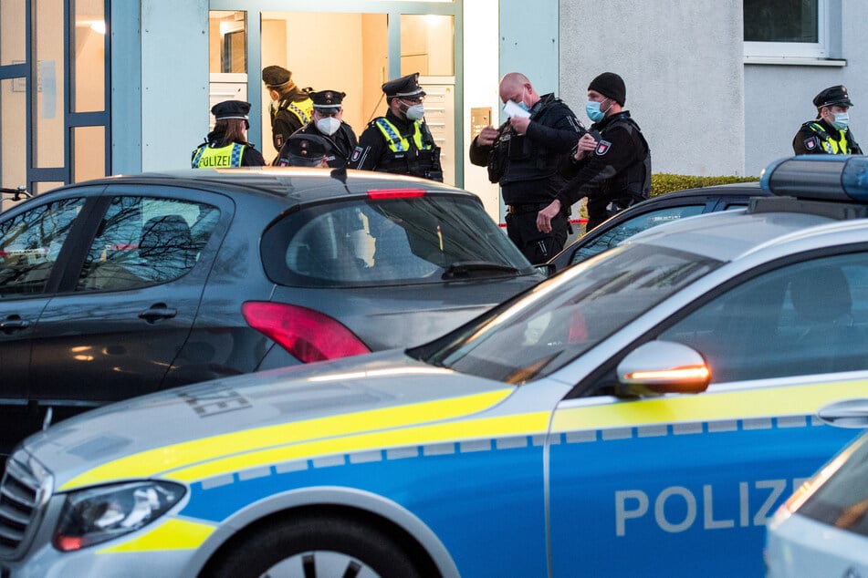 Polizisten stehen im Stadtteil Billstedt vor einer Hochhaussiedlung. Wegen hohen Blutverlustes habe Lebensgefahr bestanden, sagte ein Sprecher des Lagezentrums.