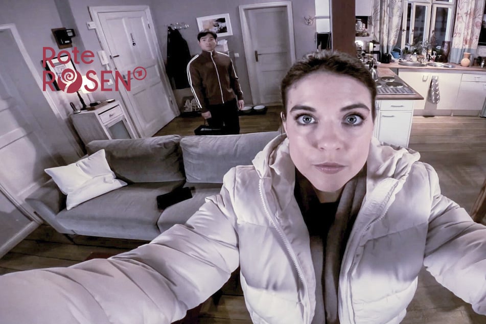 Rote Rosen: "Rote Rosen": Valerie installiert eine Kamera in der WG und fliegt auf