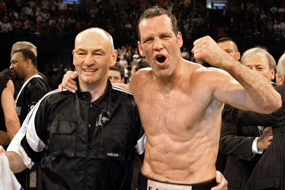 Trainer Manfred Wolke (†81, l.) umarmt Henry Maske (61) nach dessen Sieg über den US-Amerikaner Virgil Hill am 31. März 2007.