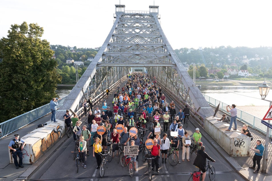Mitte September vergangenen Jahres blockierten Demonstranten in Dresden die Elbbrücke "Blaues Wunder". Anlass war der gescheiterte Verkehrsversuch, eine Autospur auf der Brücke dauerhaft als Radweg zu nutzen. (Archiv)