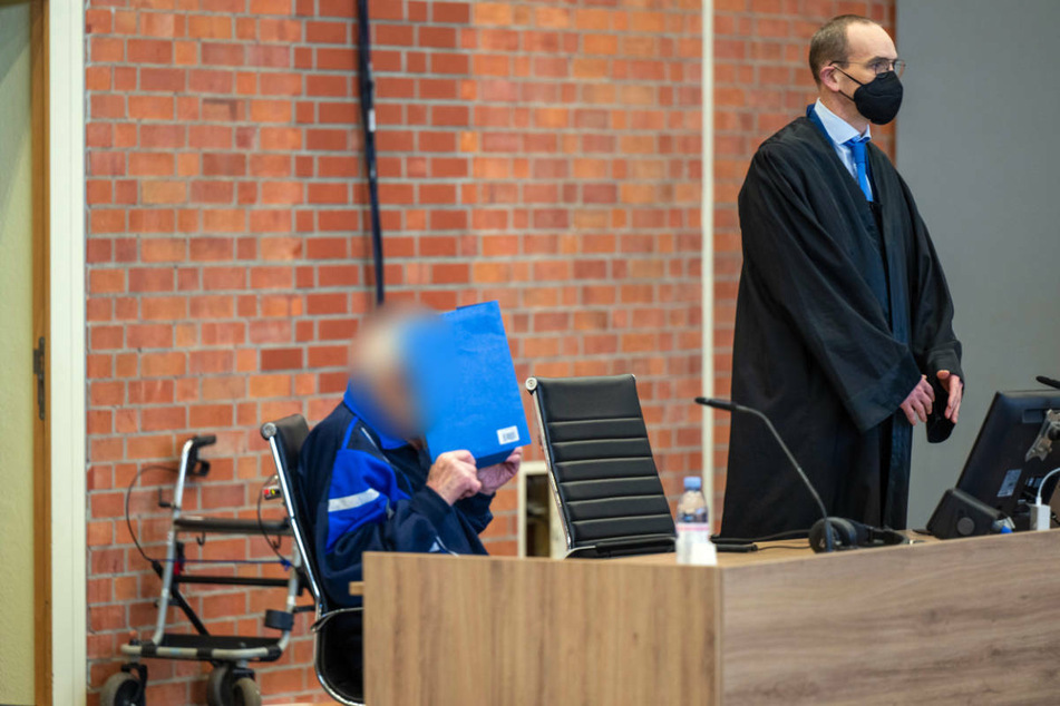 Gegen einen mutmaßlichen KZ-Wachmann (101, l.) soll noch im Juni das Urteil gesprochen werden. Ihm wird Beihilfe zum Mord in mindestens 3518 Fällen vorgeworfen.