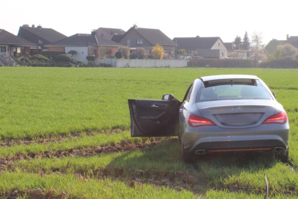 Benz-Fahrer startet riskantes Überholmanöver - und versagt: Auto landet in Feld, Polizei greift durch