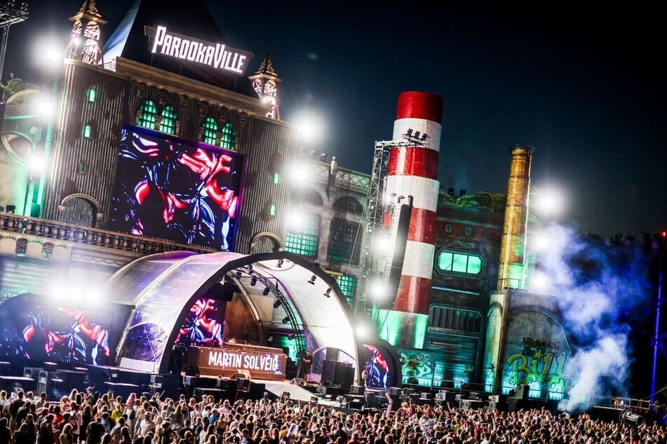 Auch in diesem Jahr werden beim Parookaville-Festival am Flughafen Weeze wieder 225.000 Menschen erwartet. (Archivbild)