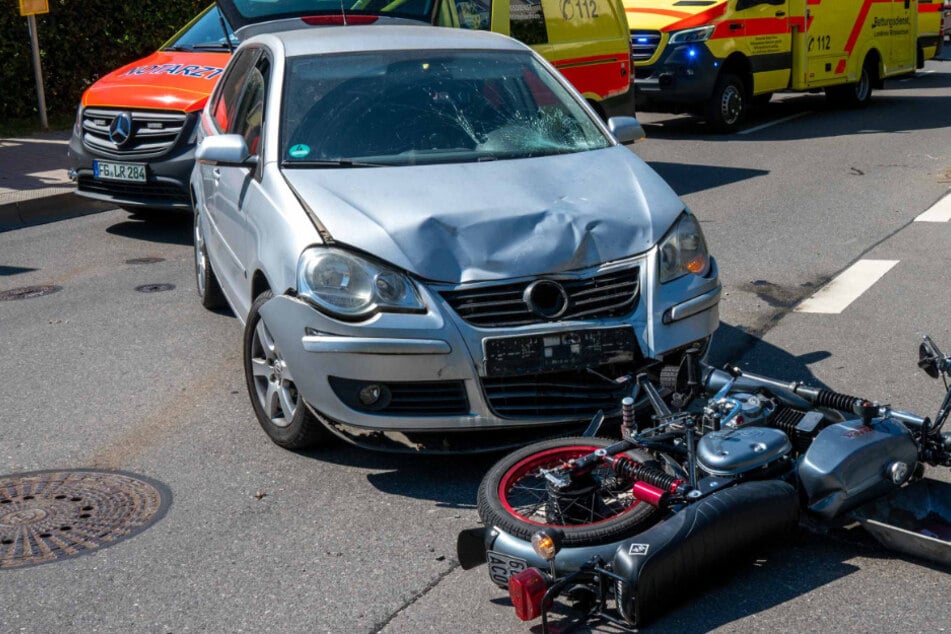 Moped von VW Polo erfasst: Drei Personen verletzt