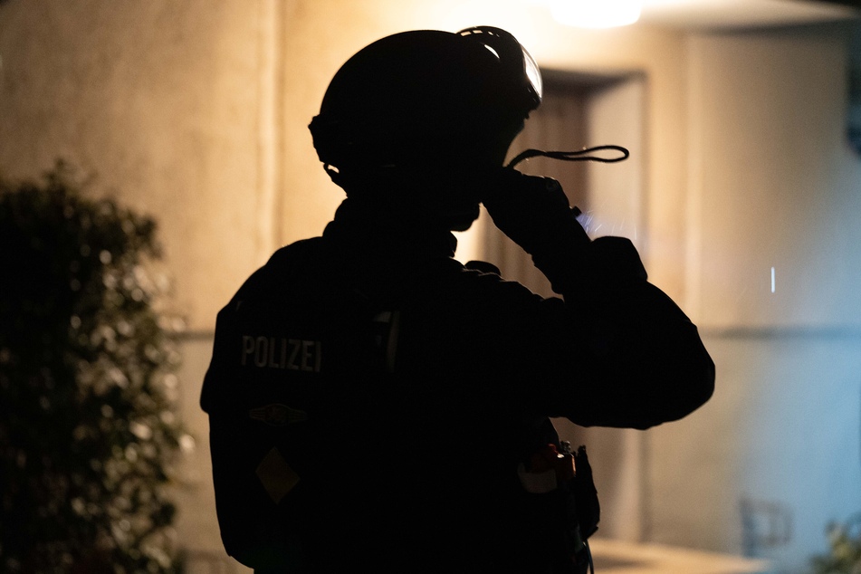 Die Polizei stürmte am frühen Dienstagmorgen mehrere Wohnungen in München.