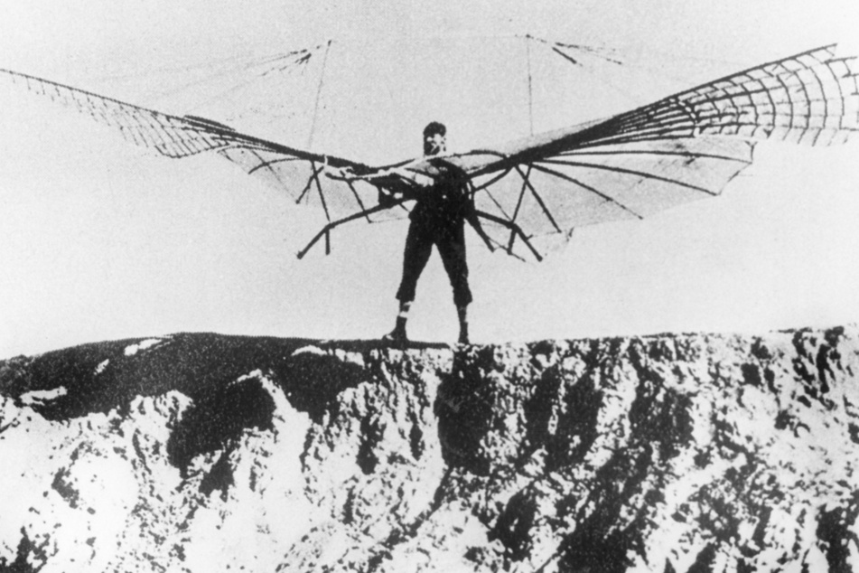 Der deutsche Ingenieur und Flugzeugpionier Otto Lilienthal bei einem seiner Gleitversuche (undatierte Aufnahme).
