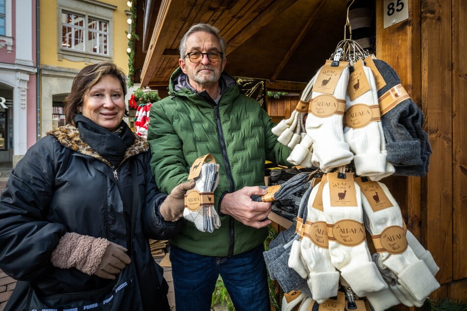 Samy (61, r.) und Melli Tüfekcy (60) sind zum ersten Mal auf dem Chemnitzer Weihnachtsmarkt und verkaufen Alpakamode.