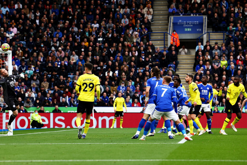 Antonio Rüdiger (r.) köpft zum 1:0 für den FC Chelsea ein. Kai Havertz (Nr. 29) schaut zu, wie sich Leicesters dänischer Nationalkeeper Kasper Schmeichel (l.) vergeblich streckt.