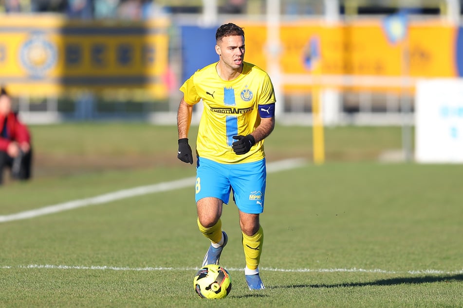 Lok Leipzigs Vizekapitän, Farid Abderrahmane (29), freut sich schon auf seinen neuen Mitspieler.