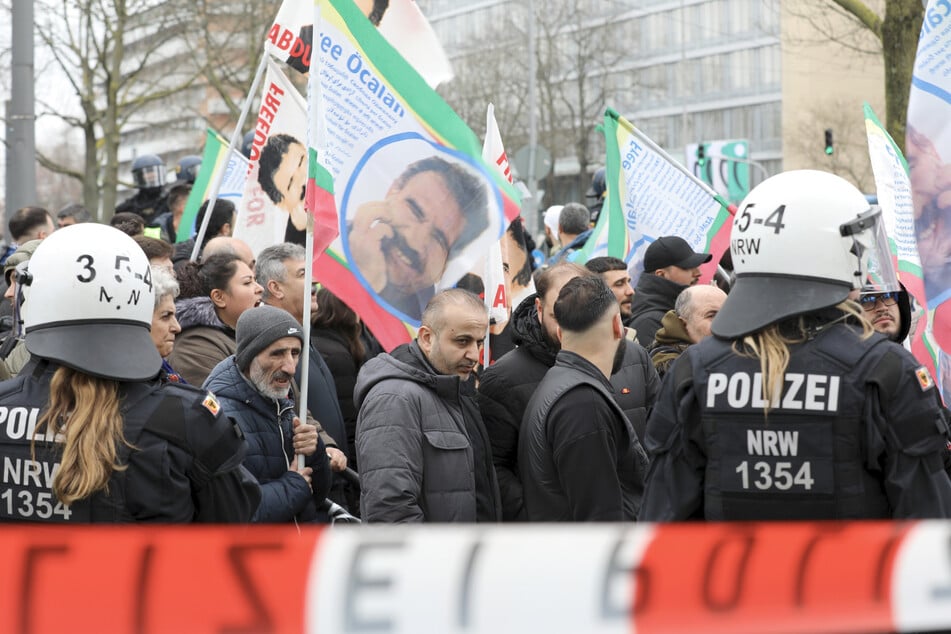 Erst im Frühjahr dieses Jahres hatten Anhänger der türkischen Arbeiterpartei PKK in Köln für die Freilassung ihres Anführers Abdullah Öcalan (75) demonstriert.