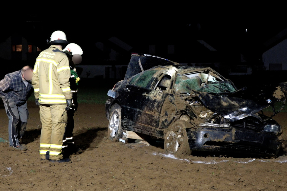 Horror-Unfall: BMW-Fahrer (†32) wird aus Auto geschleudert und eingeklemmt!