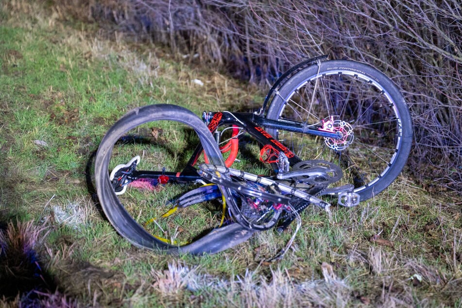 Durch den Zusammenprall wurde der Biker in den Straßengraben geschleudert. Sein Fahrrad wurde stark verbeult.