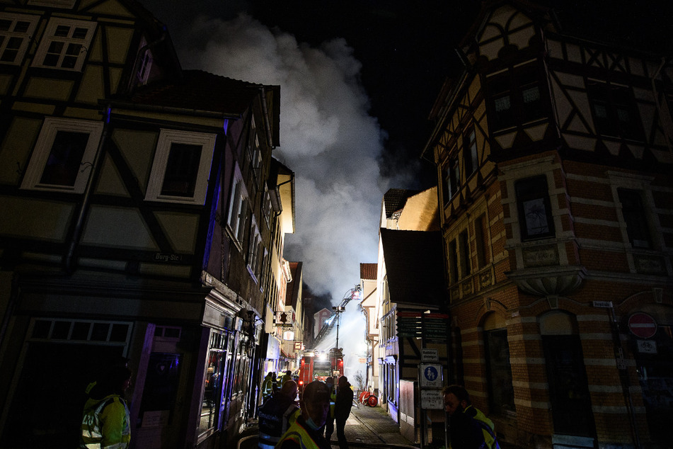 Einsatzkräfte der Feuerwehr löschen das Feuer in der Altstadt von Hann. Münden. Die Flammen griffen auf mehrere benachbarte Fachwerkhäuser über, die evakuiert wurden.