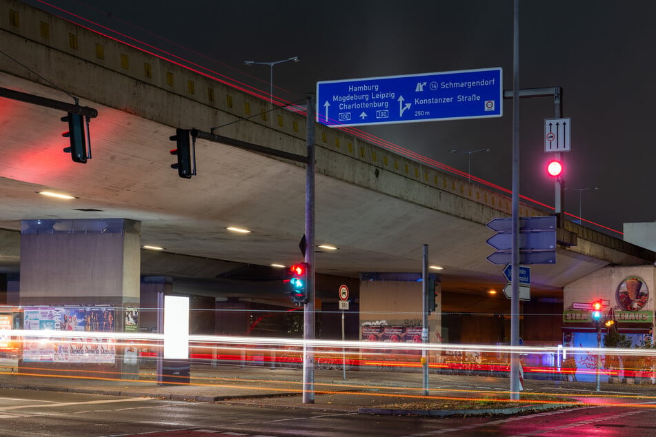 An der Brücke Mecklenburgische Straße wird gebaut. (Archivbild)