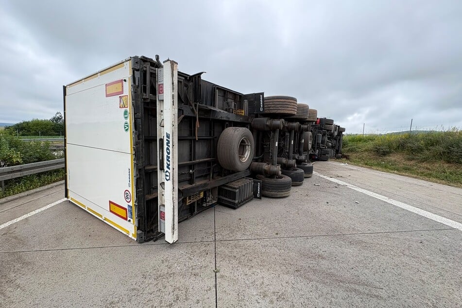 Der verunfallte Lkw blockiert die gesamte Fahrbahn in Richtung Göttingen.