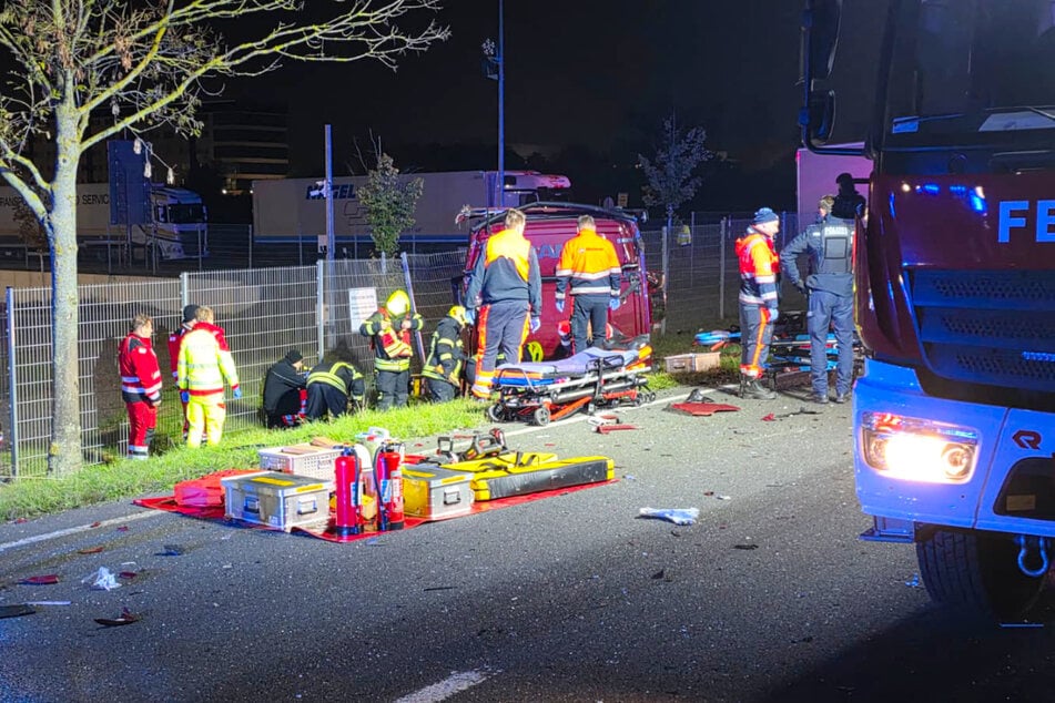 Der Fahrer (†47) des Scania wurde noch ins Krankenhaus gebracht, starb dort aber.
