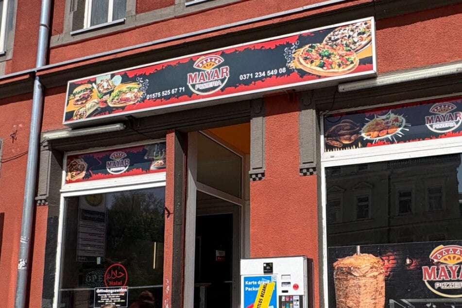 Der Räuber ergaunerte ein Kellnerportemonnaie.