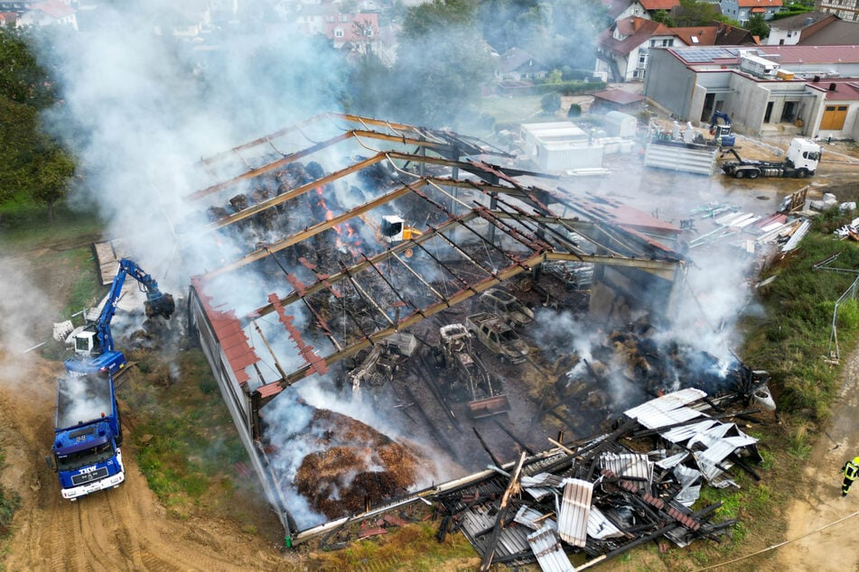 Auch in Modautal-Lützelbach brannte in den frühen Sonntagmorgenstunden eine landwirtschaftliche Lagerhalle komplett aus.