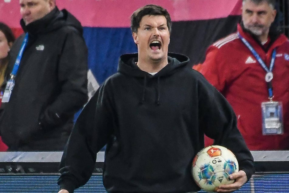 HSV-Coach Merlin Polzin (35) war mit der Leistung seiner Mannschaft gegen Leipzig alles andere als zufrieden.