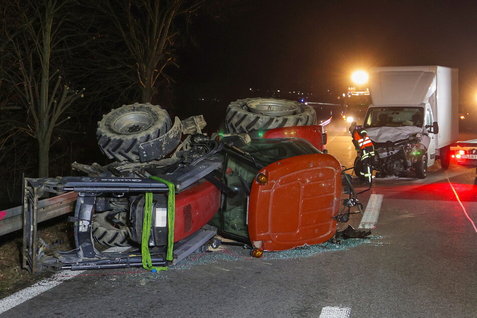 Auf der B93 bei Zwickau ist am Donnerstagabend ein Traktor bei einem Unfall umgekippt.