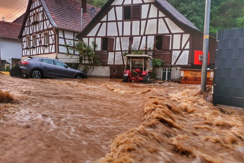 Im rheinland-pfälzischen Winterburg wurde eine komplette Straße durch das Unwetter überflutet.