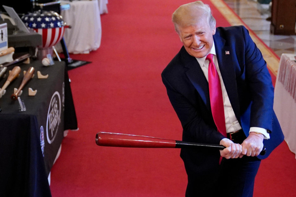 Gestatten: Der mächtigste Mann der Welt beim Schwingen eines Baseball-Schlägers.